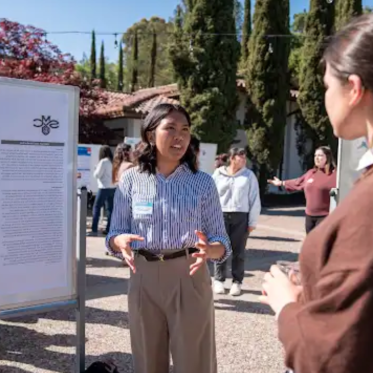 一个学生在和另一个学生谈话